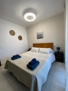 カンブリルスにあるVersailles-marのベッドルーム1室(大型ベッド1台、青い枕付)
