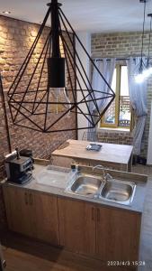 馬拉瑟亞斯的住宿－HARI'S NEST CORFU，厨房配有两个水槽和安得灯