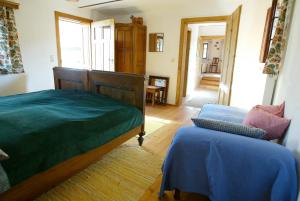 a bedroom with a bed with a green comforter at Lamplberg in Graben