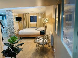 1 dormitorio con 1 cama y 1 silla en una habitación en Honoré - Rooftop- Centre Vieux Port en Marsella
