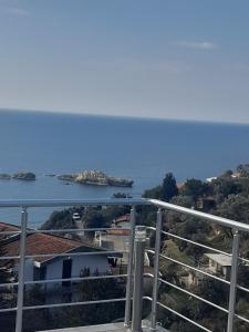 einen Balkon mit Meerblick in der Unterkunft Nino Lux Apartments Ulcinj in Ulcinj