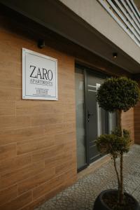 un signo de laboratorio de zara en el lado de un edificio en ZARO Apartments, en Bitola