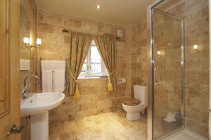 ein Bad mit einem WC, einem Waschbecken und einer Dusche in der Unterkunft The Cornmill in Kirkbymoorside