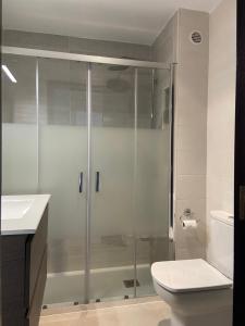 カンブリルスにあるVersailles-marのバスルーム(シャワー、トイレ、洗面台付)