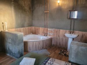 a bathroom with a tub and a sink and a toilet at Perdestal in Oranjeville