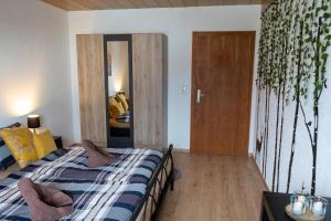 Postel nebo postele na pokoji v ubytování Ferienwohnung Hertreiter in Dingolfing 110qm