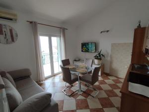 Televízia a/alebo spoločenská miestnosť v ubytovaní Apartments Proto