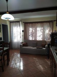 ein Wohnzimmer mit einem Sofa und einem Tisch in der Unterkunft Il Vigneto "Cottage" in Gaggi