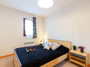 - une chambre avec un lit doté de draps et d'oreillers bleus dans l'établissement Appartement Saint-Lary-Soulan, 3 pièces, 6 personnes - FR-1-296-143, à Saint-Lary-Soulan