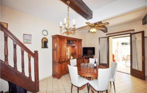 una sala da pranzo con tavolo e sedie bianche di 3 Bedroom Stunning Home In Cabestany a Cabestany