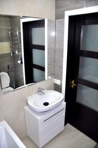 uma casa de banho com um lavatório branco e um espelho. em 150 metres to Ploscha Rynok em Lviv