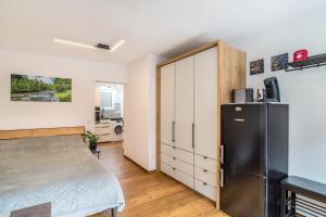 Habitación con nevera y cama. en Ferienwohnung Rennbächle, en Bad Wildbad