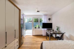 1 dormitorio con 1 cama y escritorio con mesa en Ferienwohnung Rennbächle, en Bad Wildbad