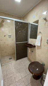 ein Bad mit einer Dusche, einem WC und einem Waschbecken in der Unterkunft Apartamento Frente à Praia Santos in Santos