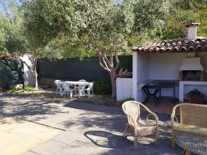 un patio avec des chaises, une table et un grill dans l'établissement Il Vigneto "Cottage", à Gaggi