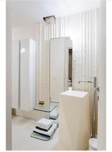 uma casa de banho com um lavatório de vidro e um espelho. em Luxury Tower House in heart of Pisa Standard em Pisa