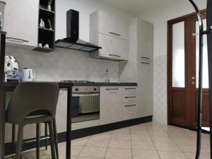 una cucina con piano di lavoro e piano cottura forno superiore di Appartamento al Ponte di Luigi Viscovo a Pescantina