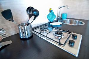 A kitchen or kitchenette at SARI CASA VACANZE