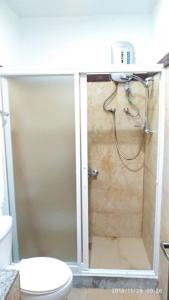 y baño con ducha, aseo y lavamanos. en Chochotel Panglao Monaco suite 58sqm en Panglao City