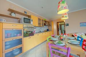 A kitchen or kitchenette at Casa Angiolina Lake And Mountain View - Happy Rentals
