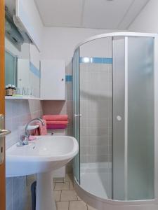 a bathroom with a sink and a shower at Les Jardins d'Arbousse in Saint-Jean-du-Gard