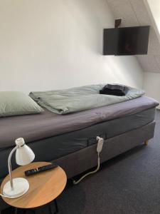 Varde Bed and Kitchen的电视和/或娱乐中心