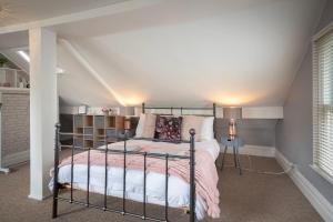 um quarto com uma cama de metal num sótão em Cosy Cottage in Lytham St Annes - close to beach em Saint Annes on the Sea