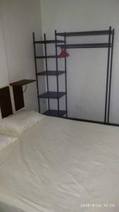sypialnia z białym łóżkiem i metalową bramą w obiekcie Chochotel Panglao Martina Studio 26 sqm good for 2/3 w Panglao City