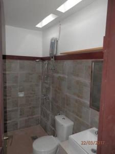 łazienka z toaletą i telefonem na ścianie w obiekcie Chochotel Panglao Martina Studio 26 sqm good for 2/3 w Panglao City