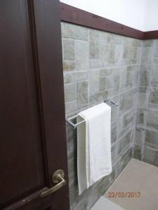 W łazience znajduje się prysznic i biały ręcznik. w obiekcie Chochotel Panglao Martina Studio 26 sqm good for 2/3 w Panglao City