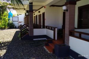 dom ze schodami prowadzącymi do drzwi wejściowych w obiekcie Chochotel Panglao Martina Studio 26 sqm good for 2/3 w Panglao City