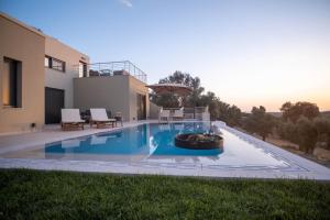 una piscina frente a una casa en Villa Olea with eco Pool, en Sívas