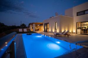 una piscina frente a una casa por la noche en Villa Olea with eco Pool, en Sívas