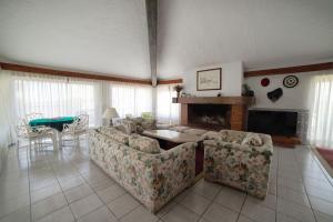 - un salon avec un canapé et une table dans l'établissement Sítio Do Louro Villa, à São Martinho do Porto