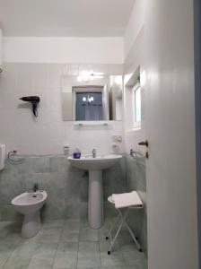 ein Bad mit einem Waschbecken und einem WC in der Unterkunft Il Vigneto "Cottage" in Gaggi