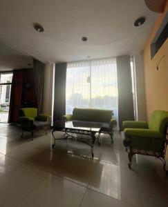 - un salon avec un canapé, des chaises et une table dans l'établissement Fox Hostel, à Almaty
