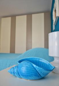 聖塔馬利奈拉的住宿－Il Sestante Santa Marinella，两个蓝色的碗坐在床边的桌子上