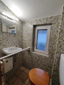 Ett badrum på Michas Lahn Ferienwohnung
