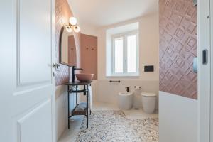 a bathroom with a toilet and a sink at Be Mate Trastevere II in Rome