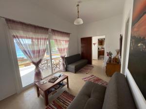 uma sala de estar com um sofá e uma mesa em Villa Evdokia em Calímnos