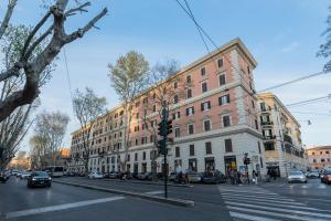 una concurrida calle de la ciudad con coches y edificios en Be Mate Trastevere II, en Roma