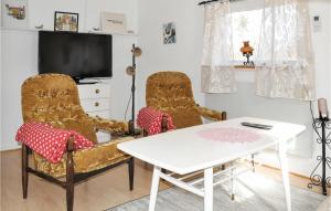 - un salon avec 2 chaises, une table et une télévision dans l'établissement Stunning Home In Kristinehamn With Wifi, à Edet