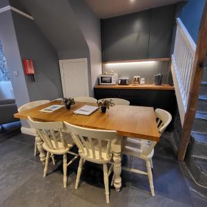 uma sala de jantar com uma mesa de madeira e cadeiras em Mr Harvison's, Ambleside, Lake District em Ambleside
