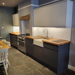 uma cozinha com um lavatório e um fogão em Mr Harvison's, Ambleside, Lake District em Ambleside