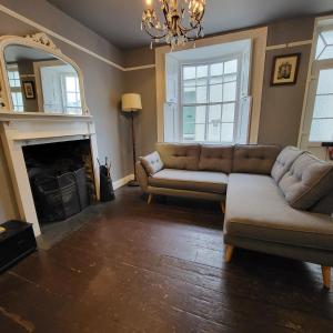 uma sala de estar com um sofá e uma lareira em Mr Harvison's, Ambleside, Lake District em Ambleside