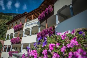 カルテルベッロにあるPanorama Hotel Himmelreichの紫の花の建物