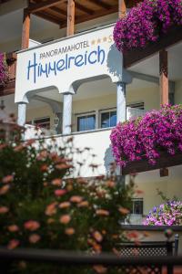 カルテルベッロにあるPanorama Hotel Himmelreichの紫花の看板