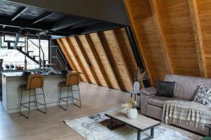 a living room with a couch and a kitchen at GRETEL CHALETS SUIZO in Guatapé