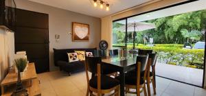 - une salle à manger avec une table et des chaises dans l'établissement Apartamento Nuevo, Eje Cafetero, Rodeado de Naturaleza., à La Tebaida