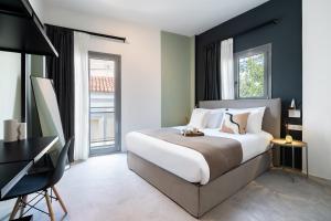 1 dormitorio con 1 cama grande y escritorio en Play Psyri Athens en Athens